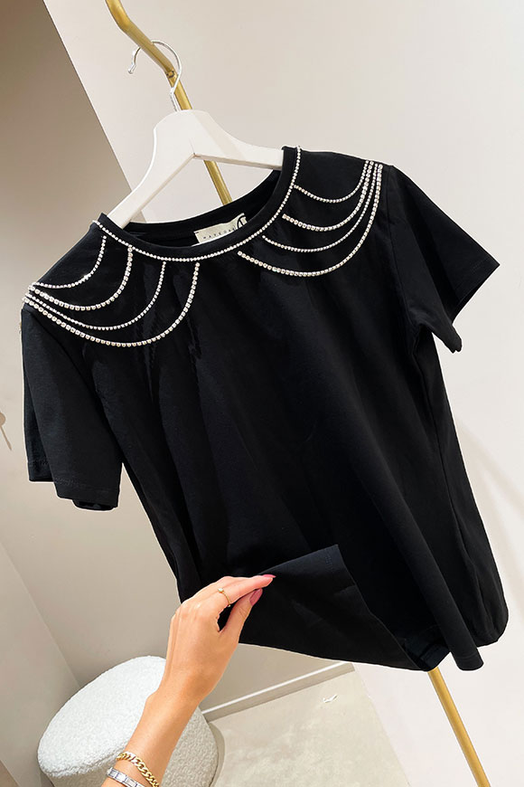 Haveone - T shirt nera con collo in strass pendenti