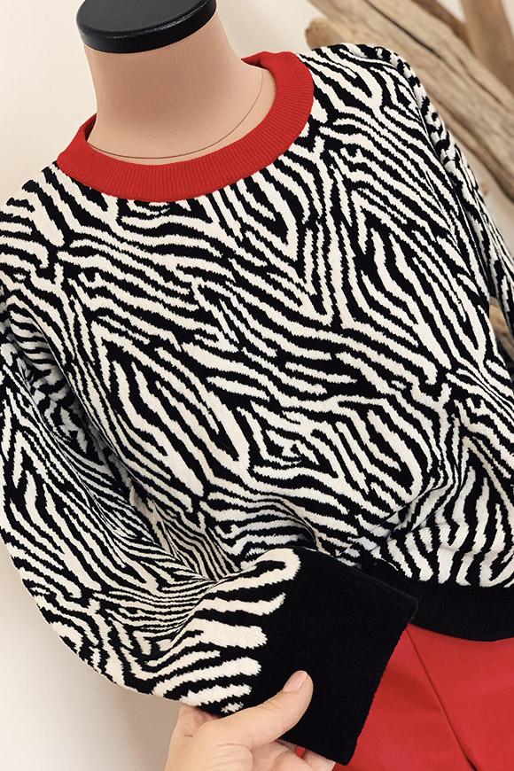 Vicolo - Zebra sweater with contrasting red collar