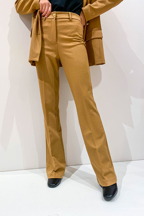 Vicolo - Pantaloni cammello in jersey con bottone dorato