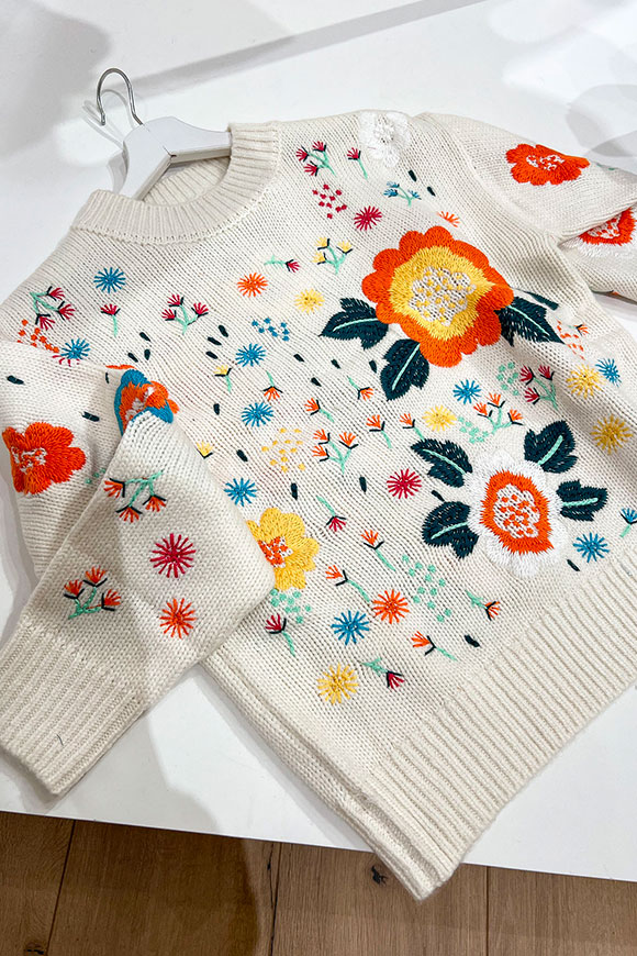Vicolo - White sweater with embroidered flowers