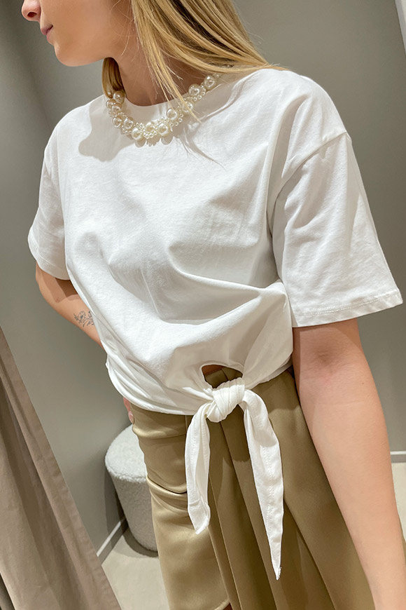 The Lulù - T shirt bianca con perle sul collo