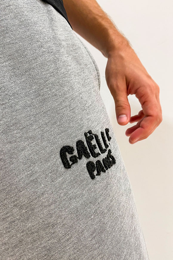 Gaelle - Pantaloni joggers grigi logo ricamato a contrasto