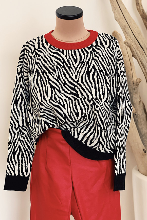 Vicolo - Maglione zebrato con collo rosso a contrasto