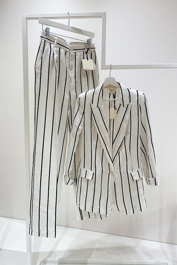 Vicolo - White single-breasted jacket with black lines in linen