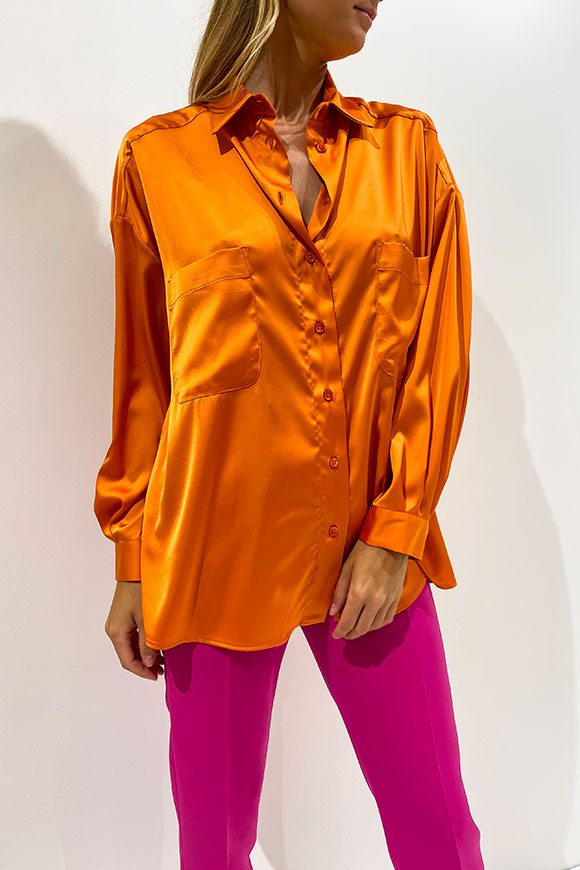 Vicolo - Oversized satin orange shirt with pockets