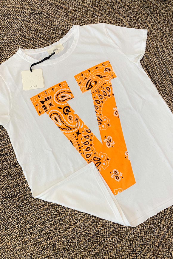 Vicolo - White "V" t shirt with neon orange bandana pattern