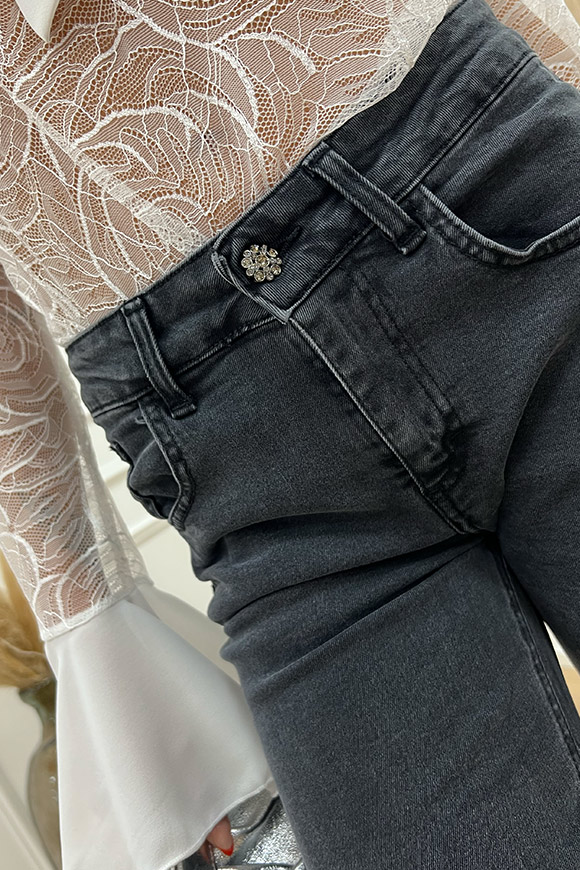 Haveone - Jeans neri scampanati con bottone gioiello