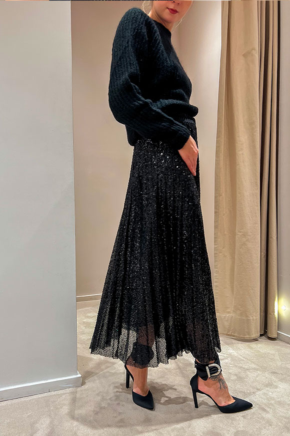 Tensione In - Long black pleated skirt in long sequins