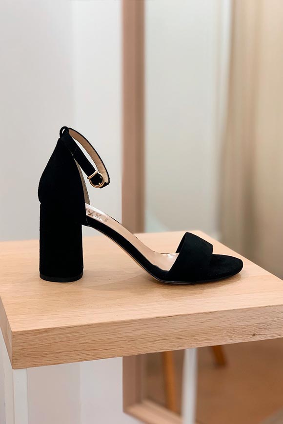 Ovyé - Black suede sandals with round heel