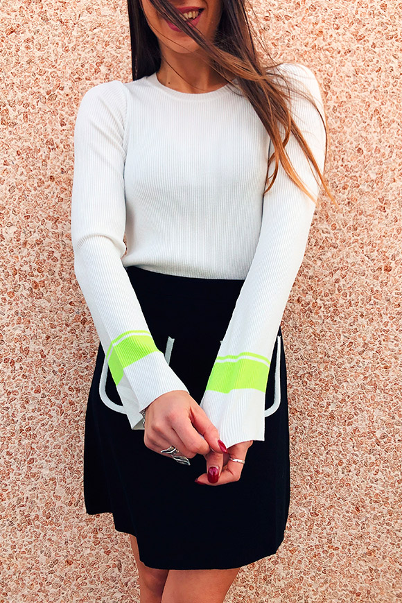 Kontatto - White sweater with yellow fluo band