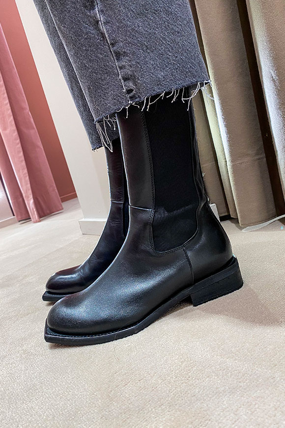 Ovyé - Black Beatles ankle boots with square sole