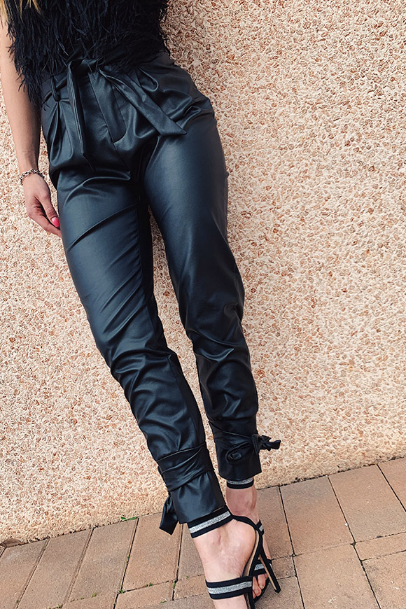 Kontatto - Black faux leather trousers with bows