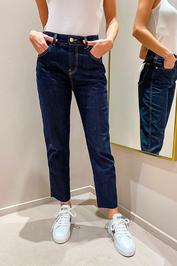 Vicolo - Kate Vicolo jeans. Straight model in dark wash, high waist, with turn-up at the bottom. Zip and button closure.