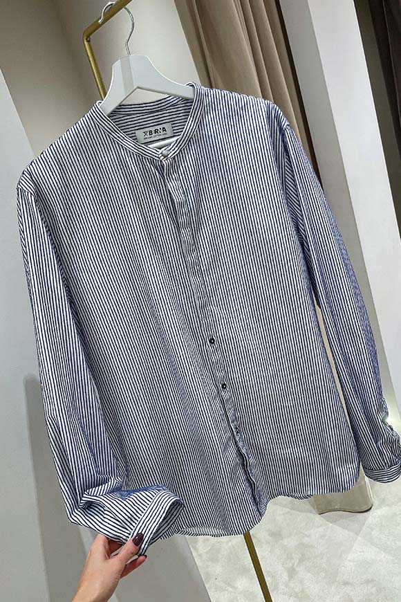 Berna - Camicia coreana bianca righe blu ricamate