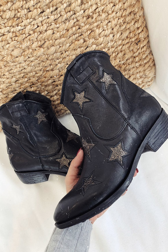 Ovyé - Black Texan ankle boots with stars