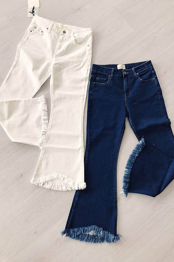 Vicolo - Jeans bianchi a zampa sfrangiati