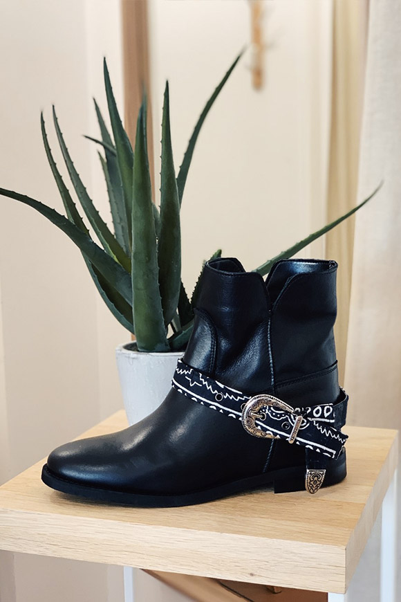 Ovyé - Ankle boots with bandana and internal wedge