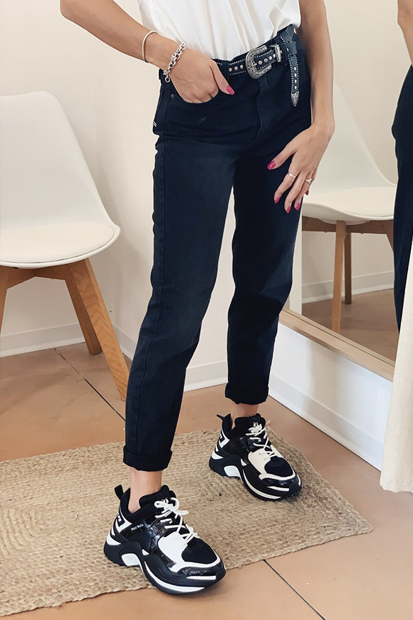 Vicolo - Black Kate jeans, Mum-fit model