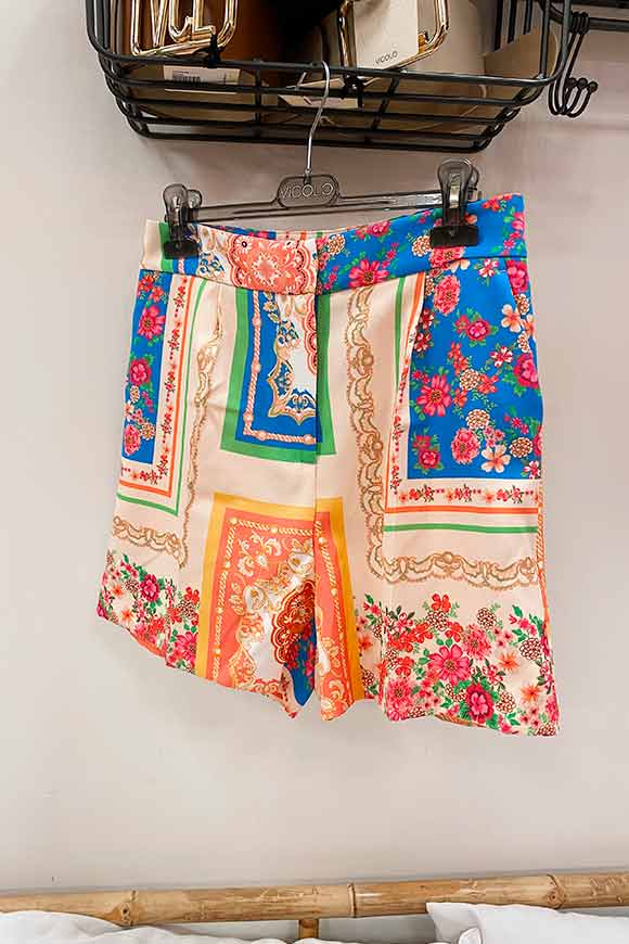Vicolo - Structured Bermuda shorts in foulard pattern