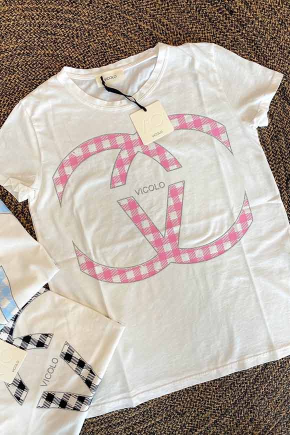Vicolo - T shirt bianca con logo "Chanel" a quadri bianchi e rosa