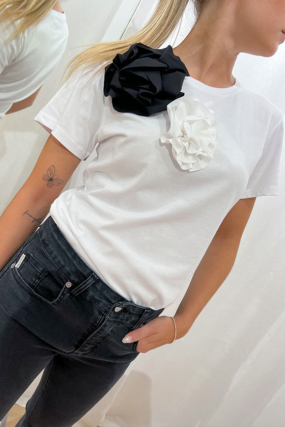 Haveone - T shirt bianca con spilla rosa bianca e nera