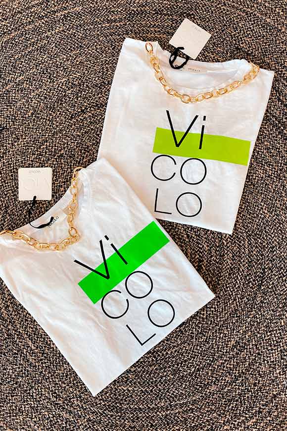 Vicolo - T shirt bianca banda verde neon catena oro