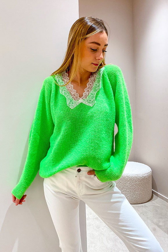 Vicolo - Neon green sweater with white lace collar
