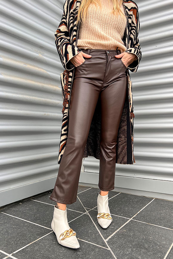 Vicolo - Cropped flare faux leather trousers in chocolate