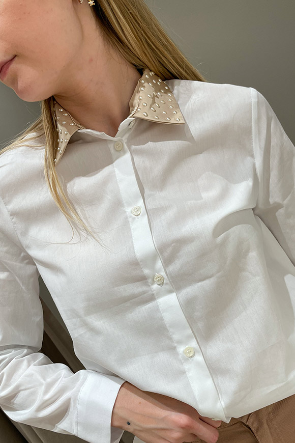 Vicolo - Camicia bianca colletto beige con perline