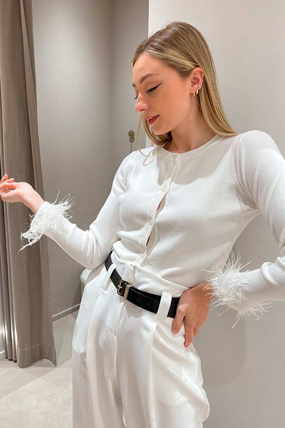 Vicolo - White cardigan with buttons and feathers on the sleeve