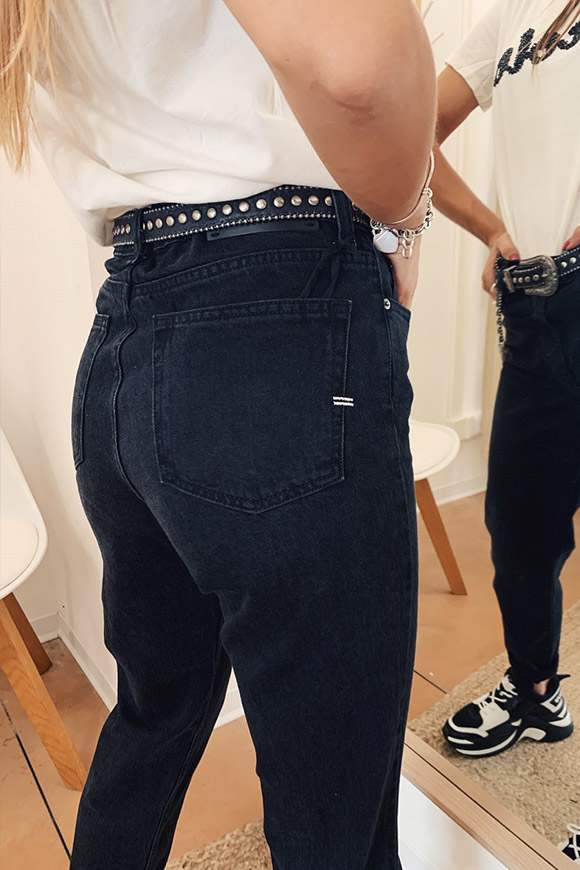 Vicolo - Black Kate jeans, Mum-fit model