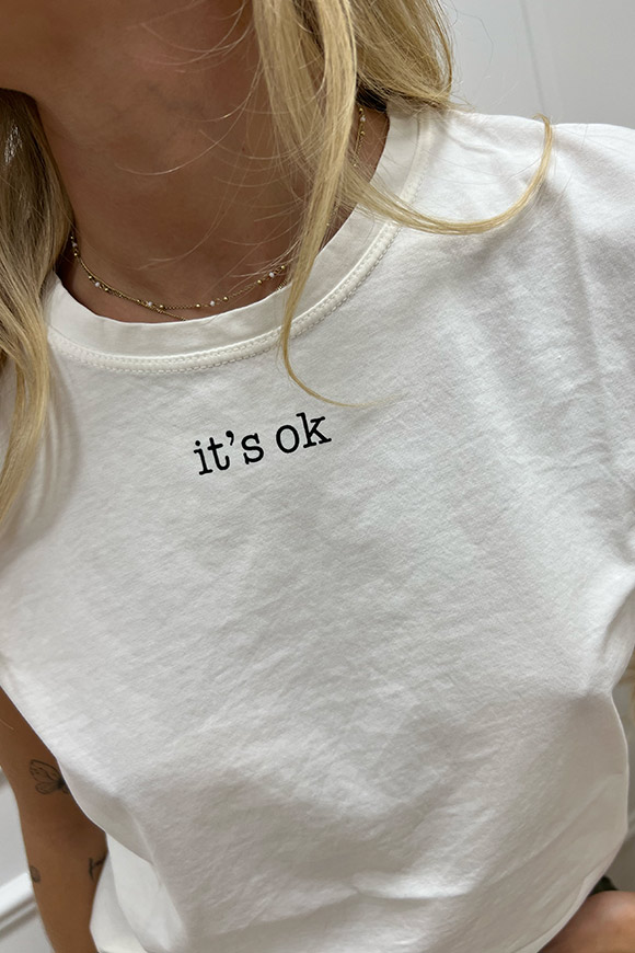 Vicolo - T shirt con scritta nera "it's ok"