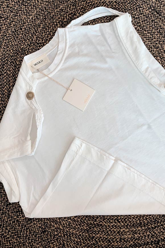 Vicolo - T shirt bianca con dettaglio bottone sulle spalle