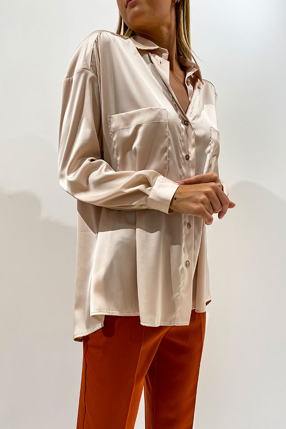 Vicolo - Oversized satin butter shirt with pockets
