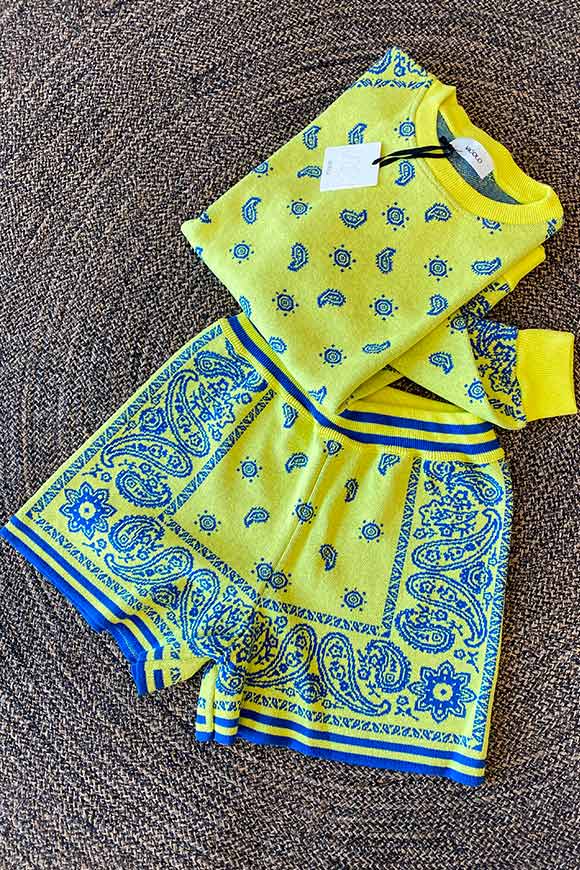 Vicolo - Knitted shorts in yellow and blue bandana pattern