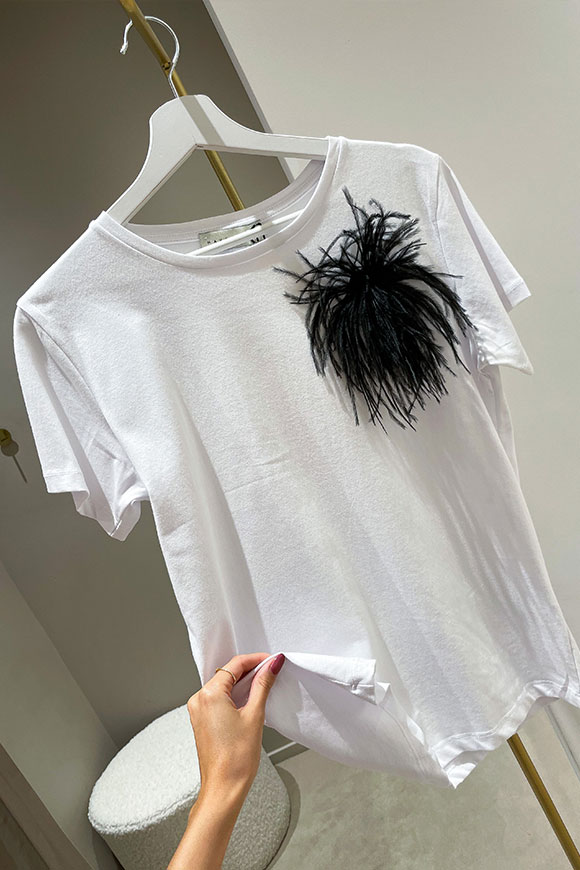 Haveone - T shirt bianca con spilla piume nere