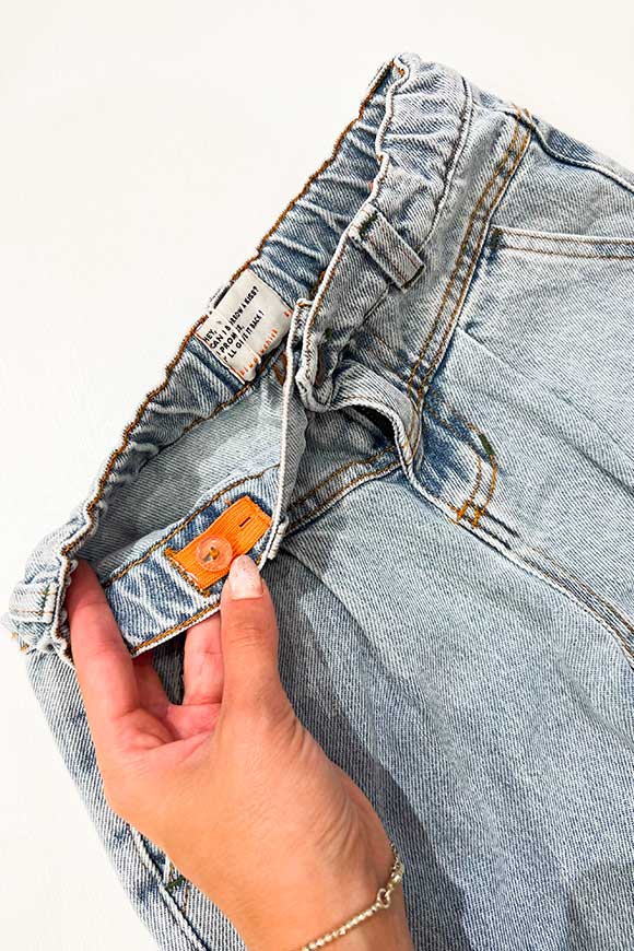 Piupiuchick - Mum fit jeans in denim lavaggio chiaro con pinces