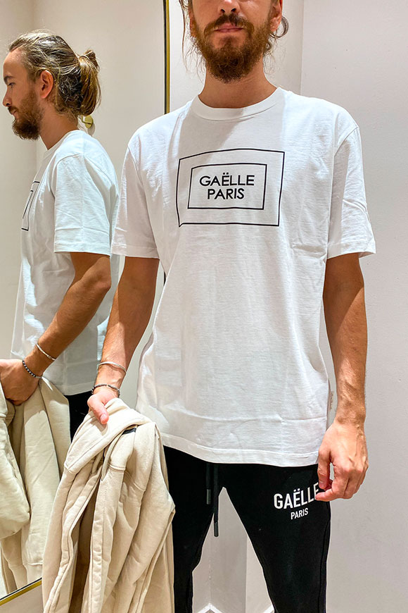 Gaelle - White t-shirt with logo and black contrasting square