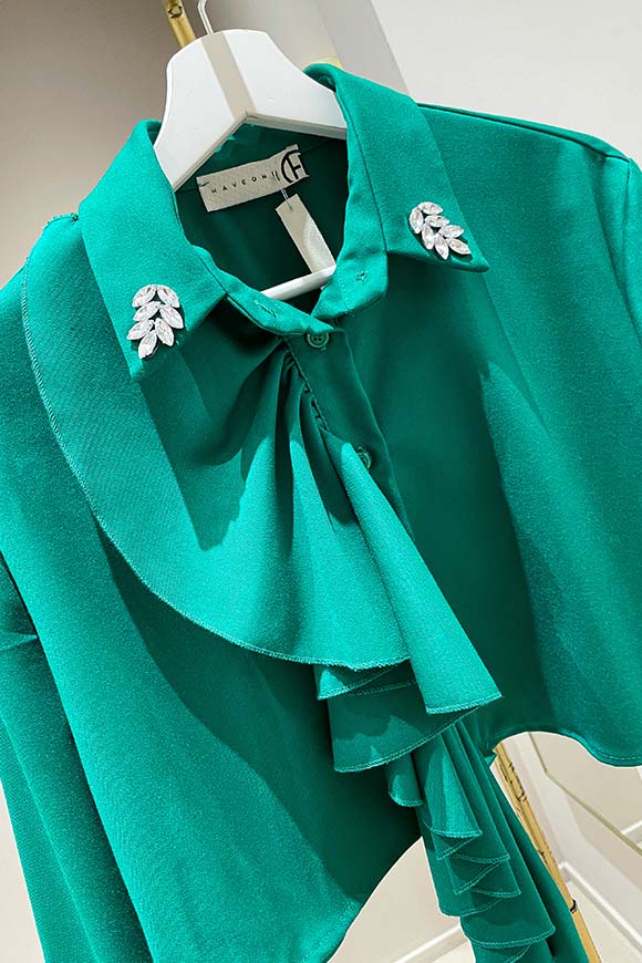 Haveone - Camicia verde crop con gioiello e rouches