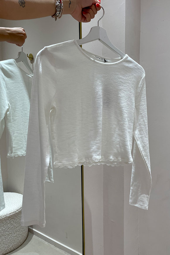 Glamorous - Top bianco a costine con pizzo