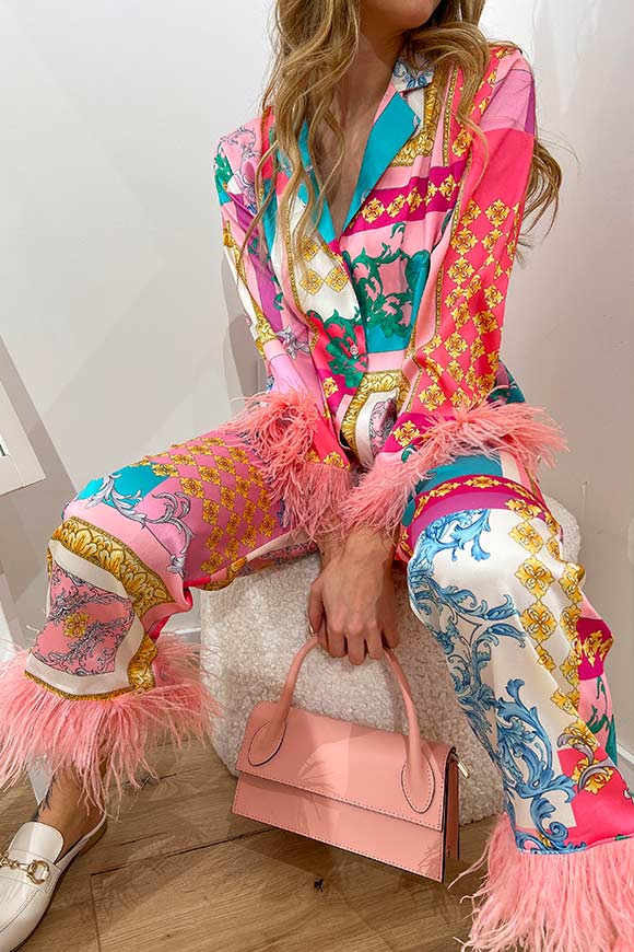 Vicolo - Pantaloni stile pigiama in fantasia "Versace" con piume sul fondo