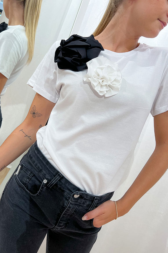Haveone - T shirt bianca con spilla rosa bianca e nera