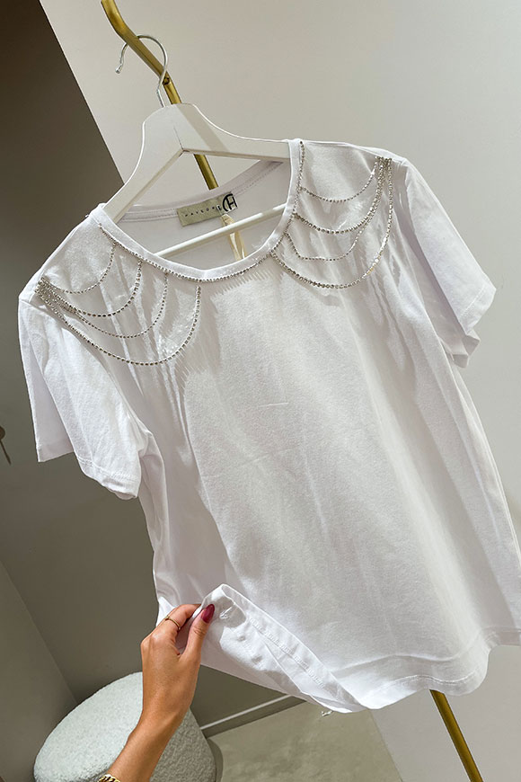 Haveone - T shirt bianca con collo in strass pendenti