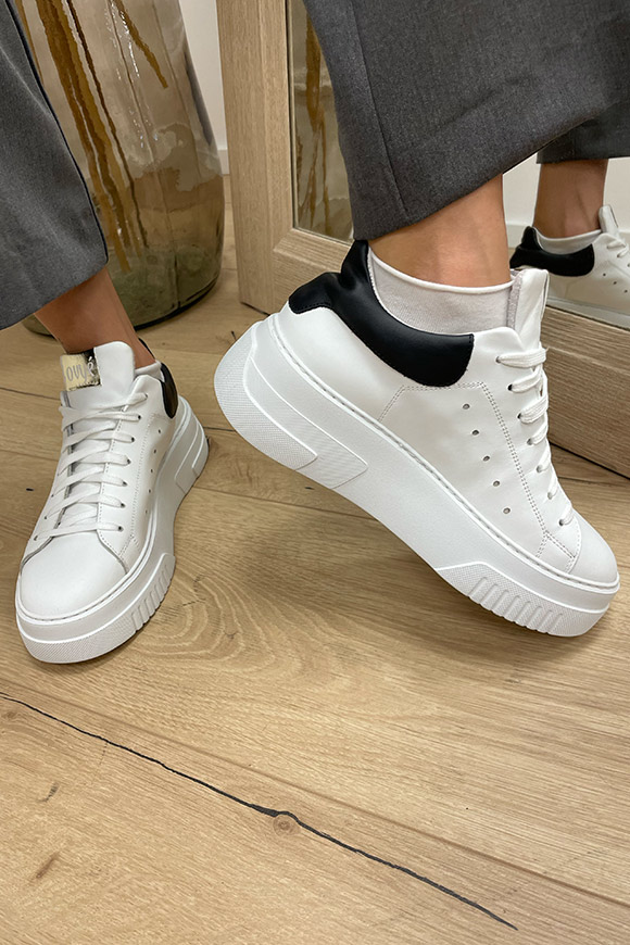 Ovyé - Sneakers platform bianca retro nero in pelle