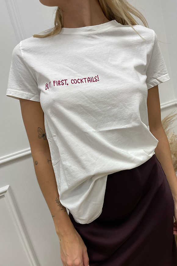 Vicolo - T shirt con scritta vinaccia "but first, cocktails"