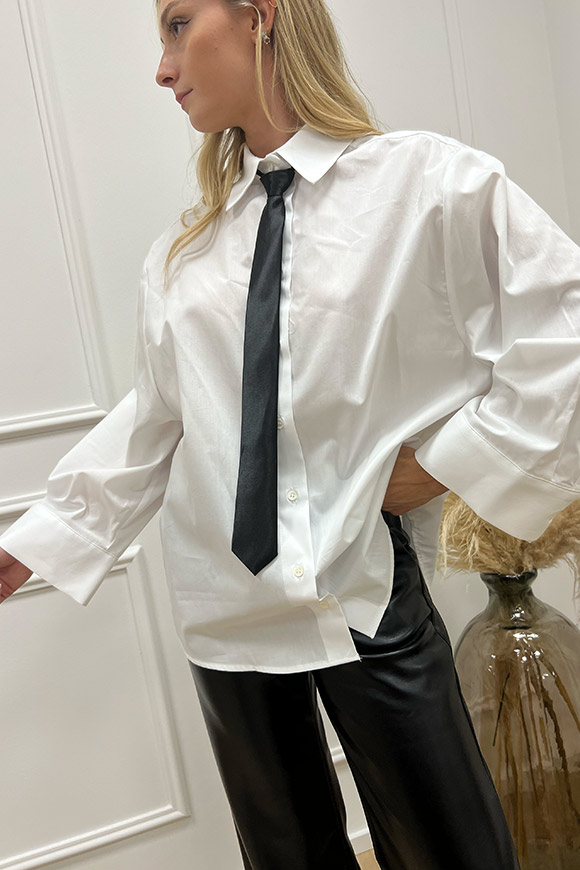 Vicolo - Camicia oversize bianca con cravatta