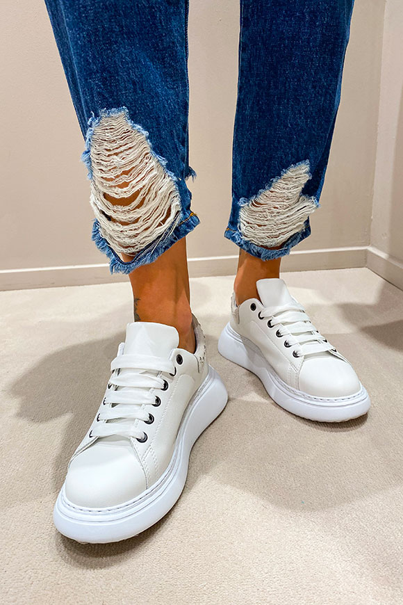 Ovyé - Sneakers bianche con tallone scamosciato ghiaccio con borchie argentate