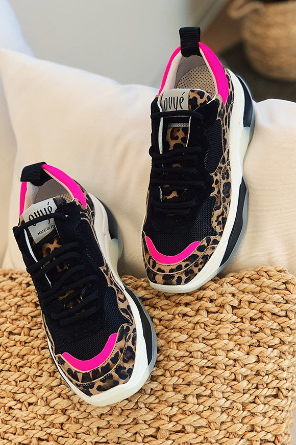 Ovyé - Sneakers leopardate con bordi fucsia