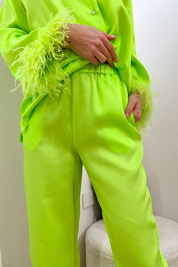 Vicolo - Pantaloni verdi acido stile pigiama con piume sul fondo
