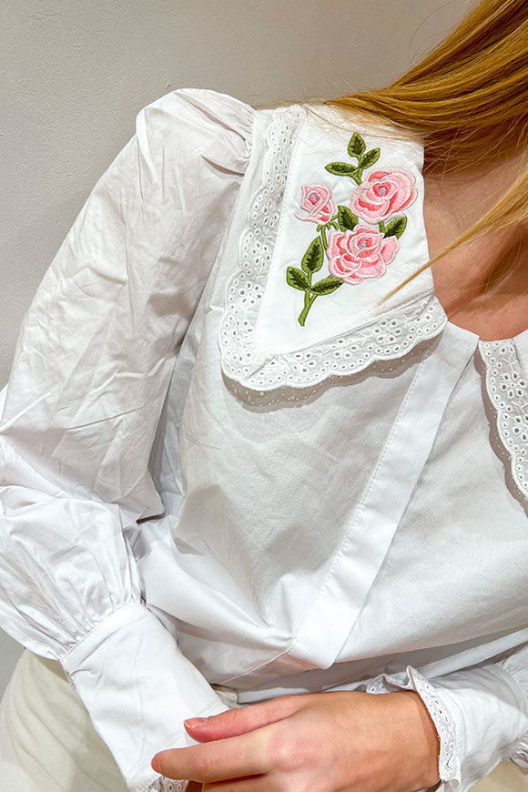 Glamorous - Camicia bianca con fiori ricamati e finiture in sangallo